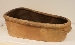 Baignoire d'enfant Terre cuite, Herbignac, fin du 18e siècle Collection musée de Guérande (inv. 30.18)