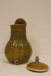 Fontaine de propreté, Jean CRUSSON Terre vernissée, Herbignac, 1796 Collection musée de Guérande (inv. 69.1)