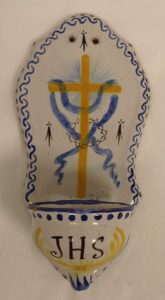 Bénitiers de chevet Faïence, Nevers, 18e - 19e siècle Collection musée de Guérande (inv.79.8)